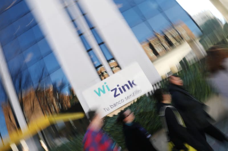 FOTO DE ARCHIVO: La gente pasa por la sede del banco online español WiZink en Madrid, España, el 20 de febrero de 2020