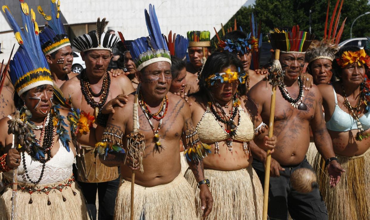 Indígenas brasileños de las tribus Macuxi y Yanomami protestan en Brasilia, el martes 9 de diciembre del 2008.  (AP Foto/Eraldo Peres)