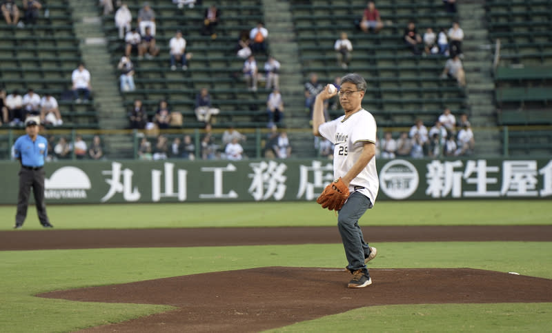 陳駿季日本職棒開球 農業部部長陳駿季2日起率團訪日，4日在日本職棒擔 任 開球嘉賓，賽前致贈球團台式香腸、貢丸、排骨及肉 燥 等豬肉加工產品。（農業部提供） 中央社記者楊淑閔傳真 113年9月5日 