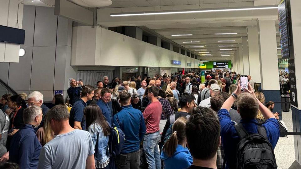 Queues at Manchester aiport