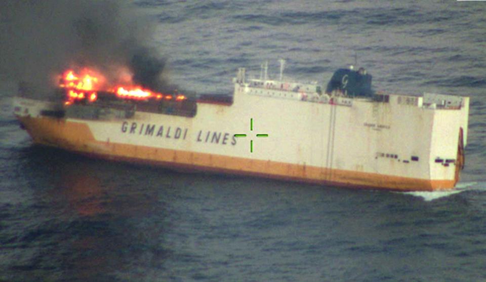 La nave cargo Grande America, della Grimaldi Lines, naufragata e a fuoco tra il 10 e il 12 marzo (foto: AP)