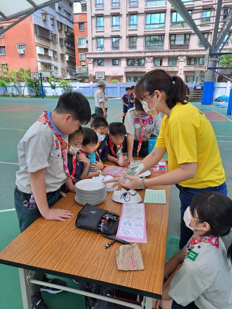 二０二三新北市客家童軍聯團活動闖關關卡「人體桐花彩繪」。（記者蔡琇惠攝）