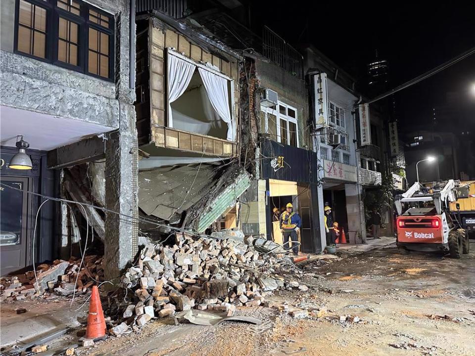 台北市大安區文昌街一棟老舊公寓2樓，19日晚間約10時32分騎樓樓板忽然坍陷，所幸無人受傷。（中時資料照／丁上程攝）