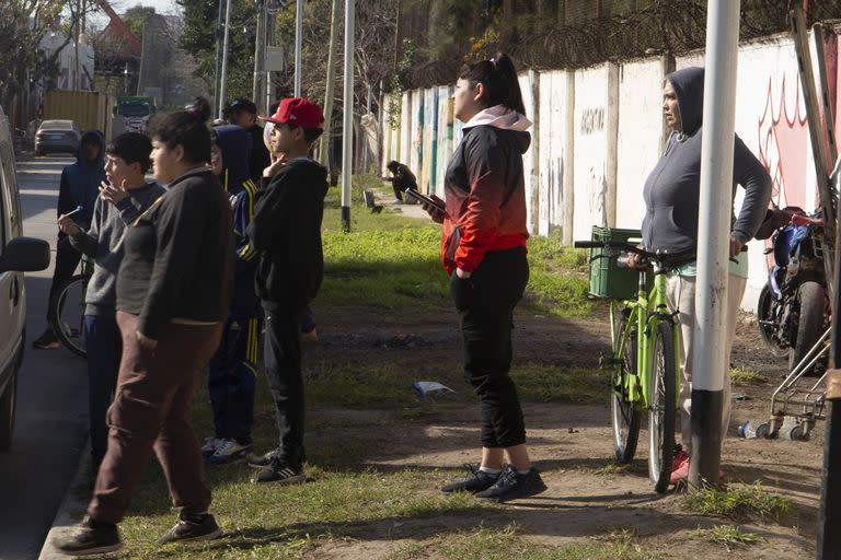 Los vecinos se reunieron en la calle a compartir el dolor por la pérdida del joven de 24 años