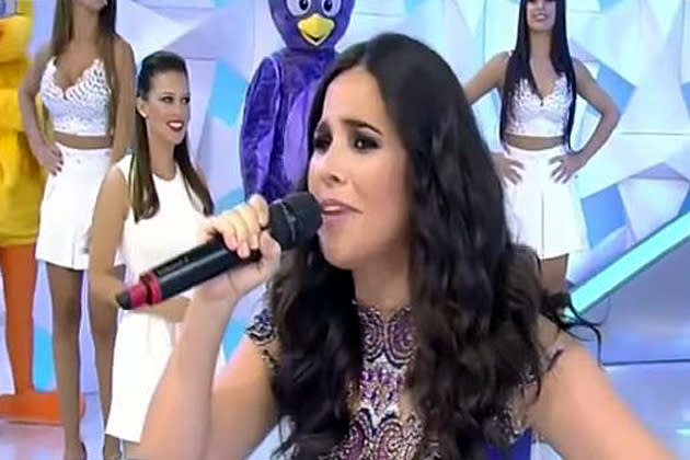 Aqui no Brasil, Wanessa Camargo pagou mico quando participou do “Programa do Gugu” para comemorar seus 15 anos de carreira. Um erro de áudio fez com que a cantora tivesse que se virar ao vivo, sem o playback, que na hora deveria tocar a música “Shine It On”, que falou e só pôde ser ouvido pelos telespectadores, enquanto no palco tudo seguia em silêncio e Wanessa improvisava e cantava inclusive a música errada. (Foto: Reprodução)