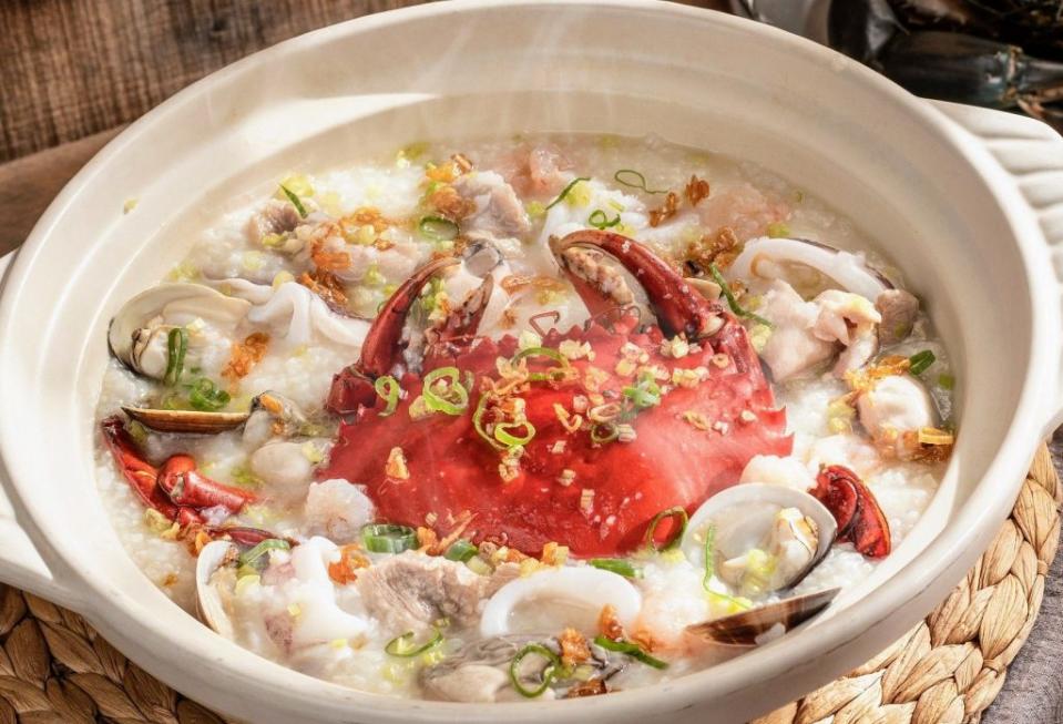 大員蟹雞粥是台南大員皇冠假日酒店彩豐樓最受歡迎的人氣招牌料理之一。（記者羅玉如攝）