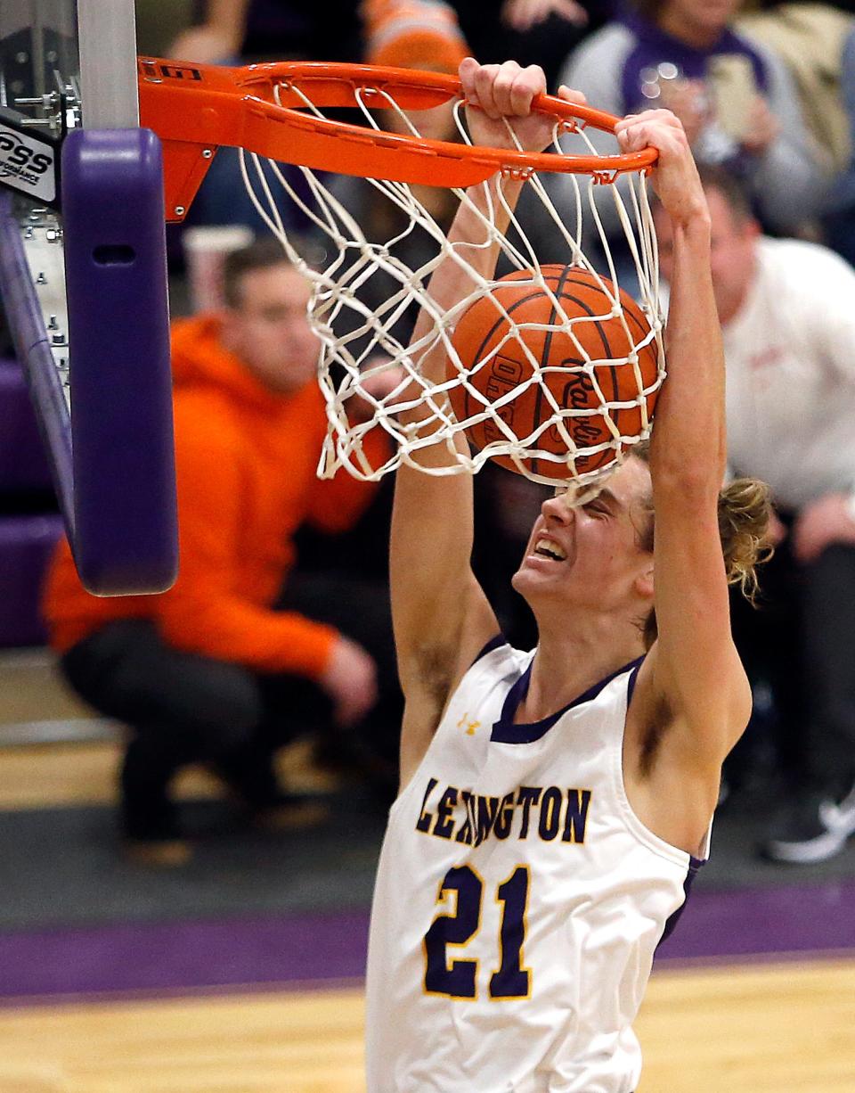 Lexington High School's Elijah Hudson (21) dunks against Mansfield Senior High School during high school boys basketball action Saturday, Jan. 20, 2024 at Lexington High School. TOM E. PUSKAR/MANSFIELD NEWS JOURNAL