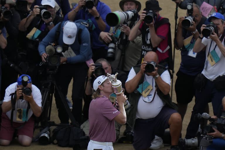 Cameron Smith posa con el trofeo tras ganar el Abierto Británico