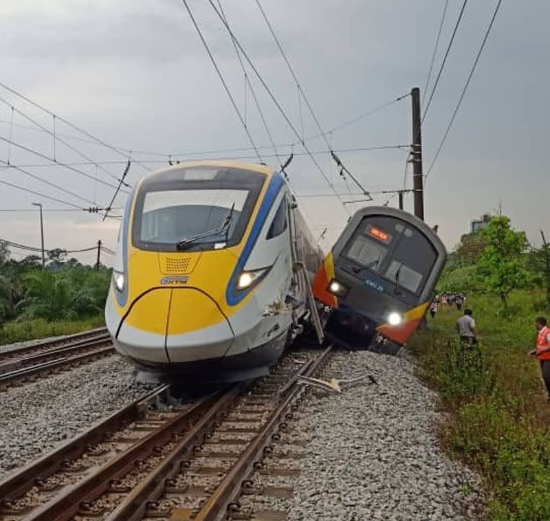 A KTM Komuter train collided into an ETS train near Kuang this evening, injuring one passenger. ― Picture via Twitter
