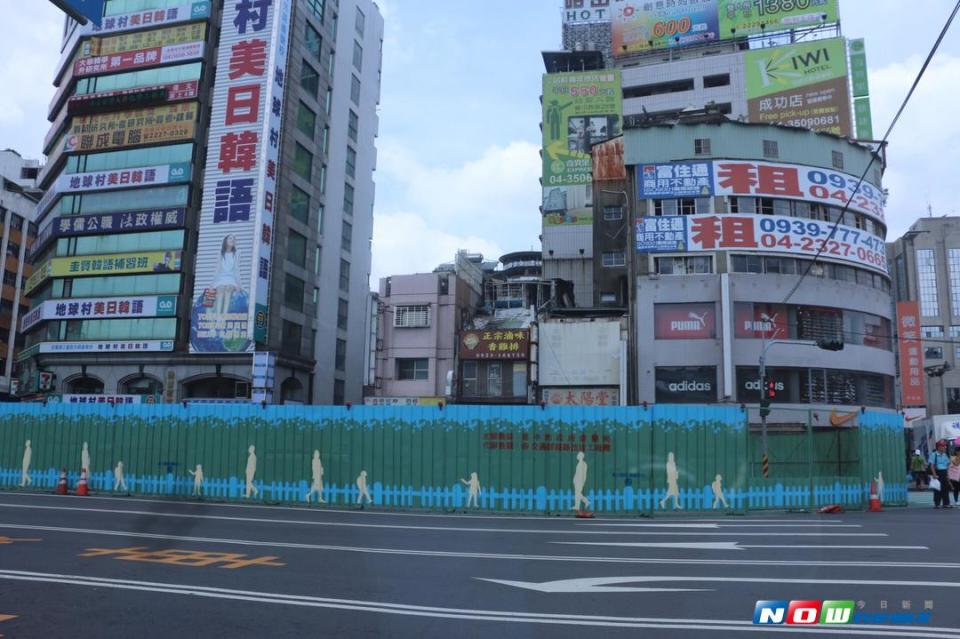 立法黃國書服務處執行長黃守達指出，火車站前廣場設置圍籬施工，商家抱怨，旅客路人根本看不到店面，生意掉了一半，建議圍籬改半鏤空（圖／立法黃國書服務處提供, 2017.8.11）