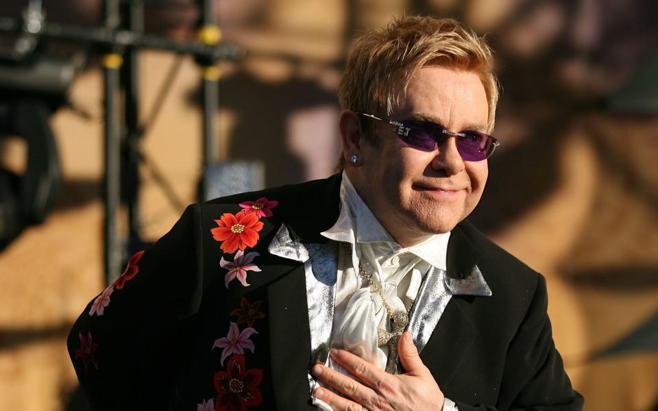 Der vielleicht einzige Mann der Welt, der selbst schon wie ein Orden aussieht: Elton John wurde 1998 von Queen Elizabeth II. für seine musikalischen und gemeinnützigen Verdienste zum Ritter geschlagen. Und weil das bei einem wie ihm offenbar nicht reicht, wurde Elton John 2019 auch noch zum Ritter der französischen Ehrenlegion ernannt. (Bild: 2007 Getty Images/Simon Cross)