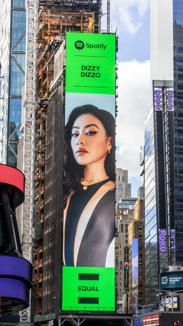 蔡詩芸日前登上紐約時代廣場的巨型看板，讓她激動不已。（圖／人見人愛娛樂提供）
