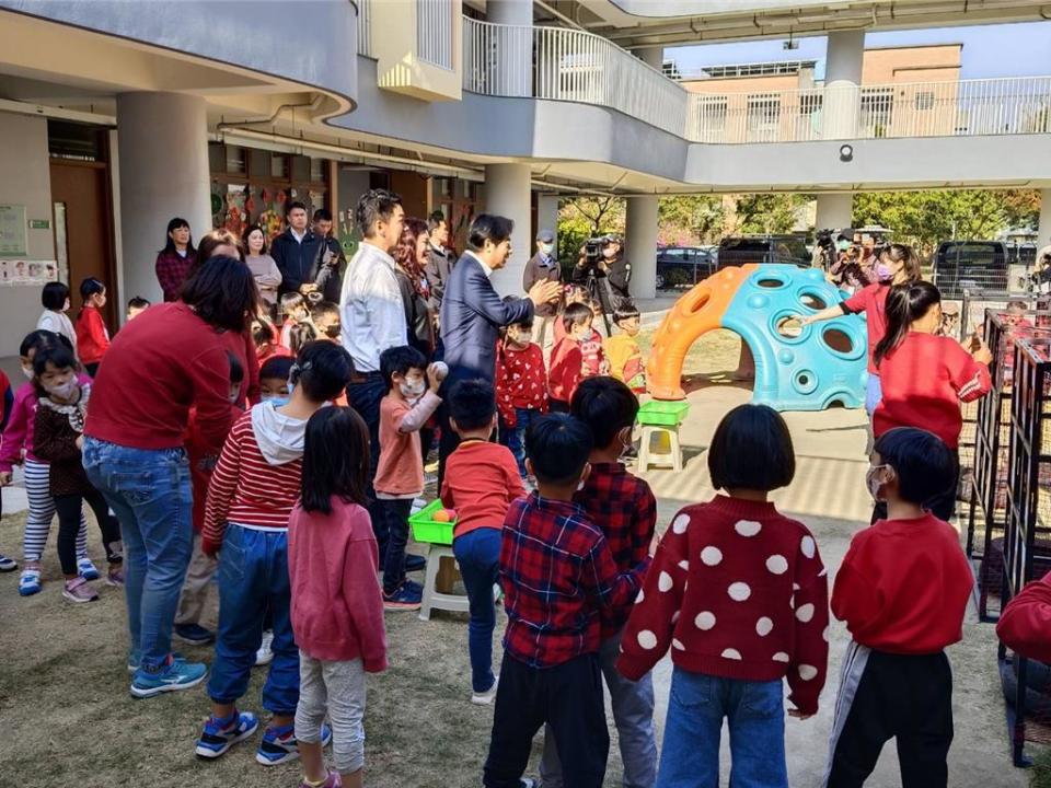 賴清德隨後參觀大義非營利幼兒園幼童玩九宮格丟球遊戲。（林雅惠攝）