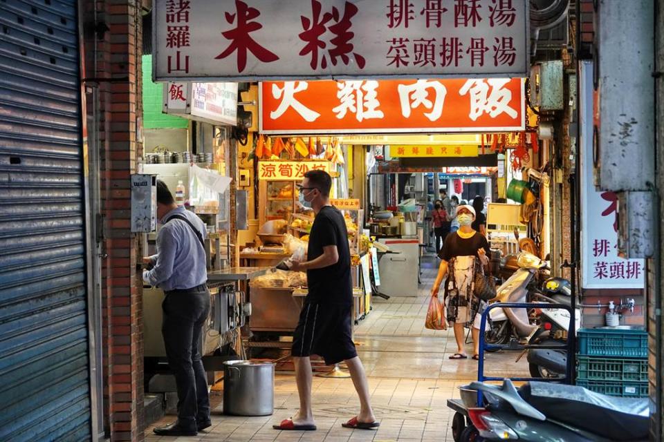 新冠肺炎本土疫情重創餐飲業，行政院已請國發會與各部會盤點並規畫振興方案。圖為台北市寧夏夜市受疫情衝擊生意，恢復營業後也因無法邊走邊吃，導致來客數不如往常，不少店家仍持續拉下鐵門休息，營業的店家也只能做外帶。（資料照）
