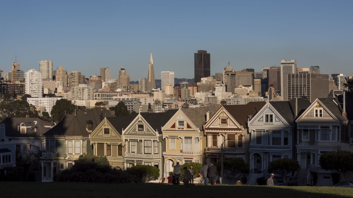 The downtown skyline stands past Victorian homes in San Francisco, California, U.S. Photographer: David Paul Morris/Bloomberg via Getty Images