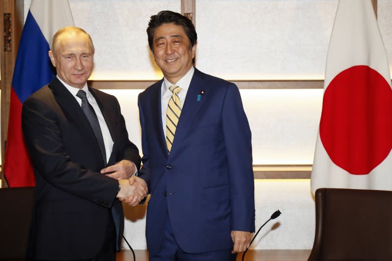 日本首相安倍晉三（右）與俄羅斯總統普京（左）就北方領土問題舉行峰會（AP）