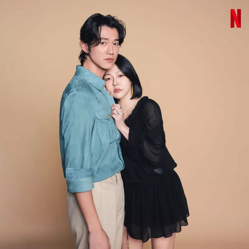 ▲《此時此刻》小S（右）、吳慷仁搭檔詮釋婚外情男女。（圖／Netflix提供）