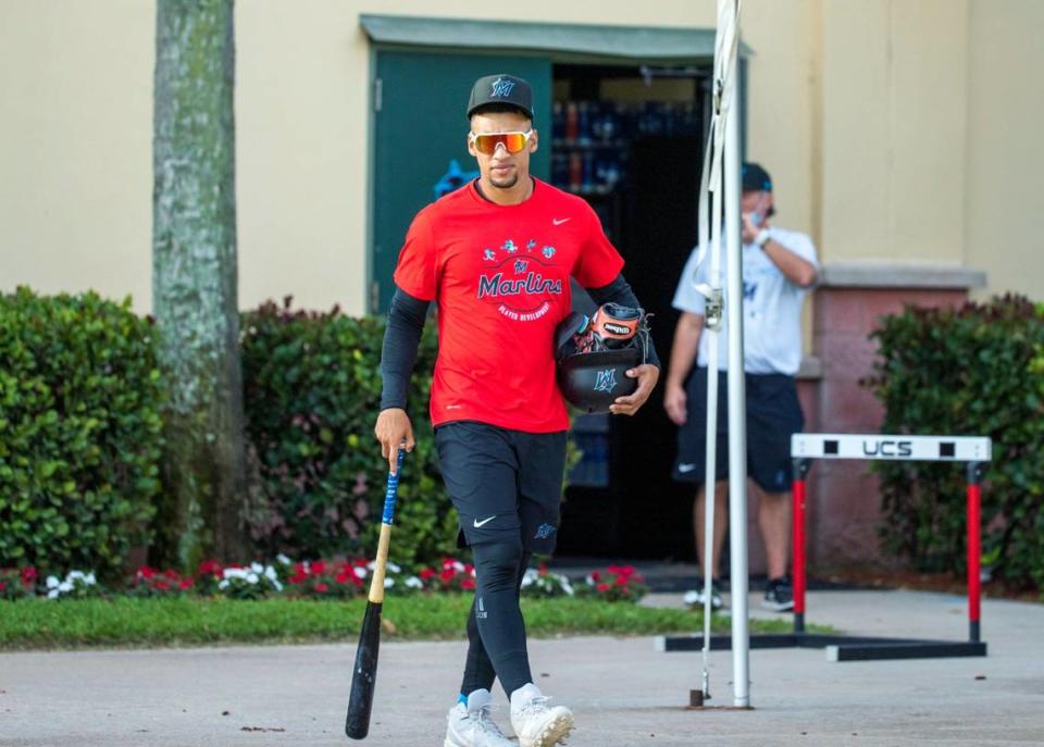 Foto de archivo. El jardinero de los Marlins Víctor Víctor Mesa camina durante el entrenamiento de primavera, el 15 de marzo de 2022 en Jupiter, Florida.