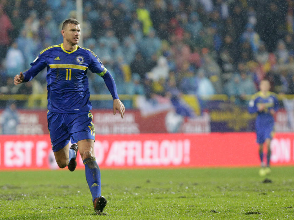 Nicht nur der AS Rom ist auf die Tore von Edin Džeko angewiesen, sondern auch die Nationalmannschaft von Bosnien-Herzegowina. Eigentlich sollte der Angreifer sein Heimatland zur WM nach Russland schießen. Das 3:4 gegen Belgien bedeutete jedoch für Džeko und seine Mannschaft das Aus. (Bild-Copyright: Amel Emric/AP Photo)