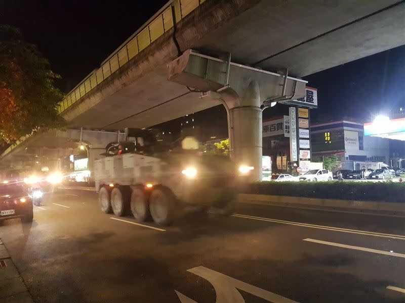 內湖市區深夜出現裝甲車疾馳上陽明山。（圖／民眾提供）