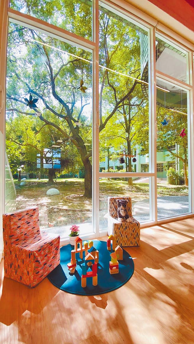頭前公托使用大面積落地窗和木製裝潢，把外面的陽光、樹木、疏影、自然的季節變化，將室內空間延伸到戶外。（戴上容攝）