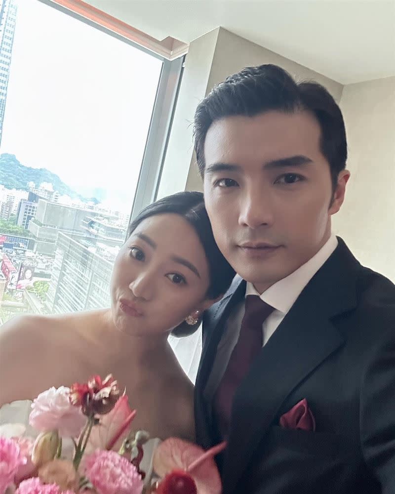 賀軍翔（右）在社群網站上曬出多張參加妹妹婚禮的照片。（圖／翻攝自賀軍翔臉書）