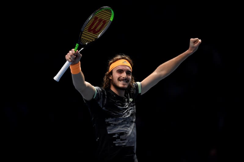 El griego Stefanos Tsitsipas celebra tras derrotar en la fase de grupos del ATP Finals al alemán Alexander Zverev, en Londres