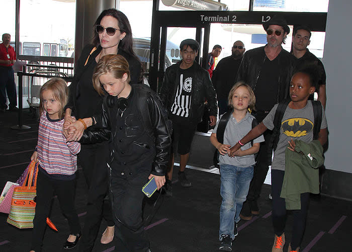 Angelina Jolie y Brad Pitt con sus hijos 