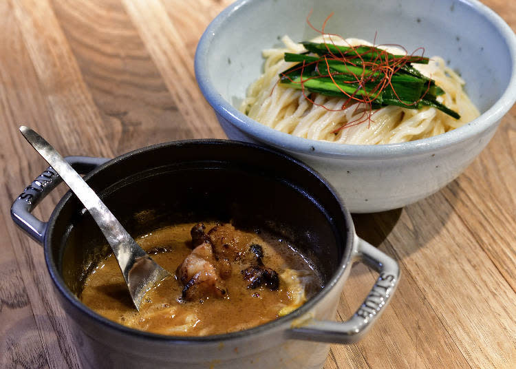 第一名的人氣餐點「牛腸沾麵（もつつけ麺）」950日圓（含稅）