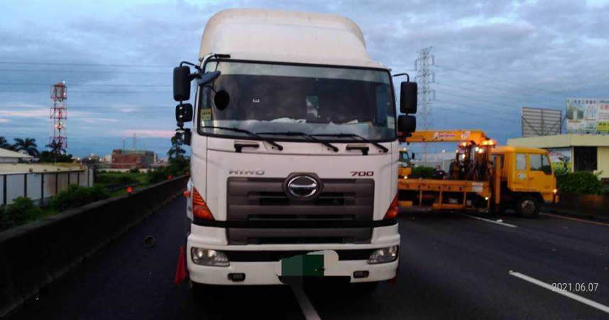 大貨車遭追撞後停在高速公路上，黃姓拖吊車駕駛獲報到場處理時，遭後方另一部槽罐車追撞慘死。（圖／翻攝畫面）