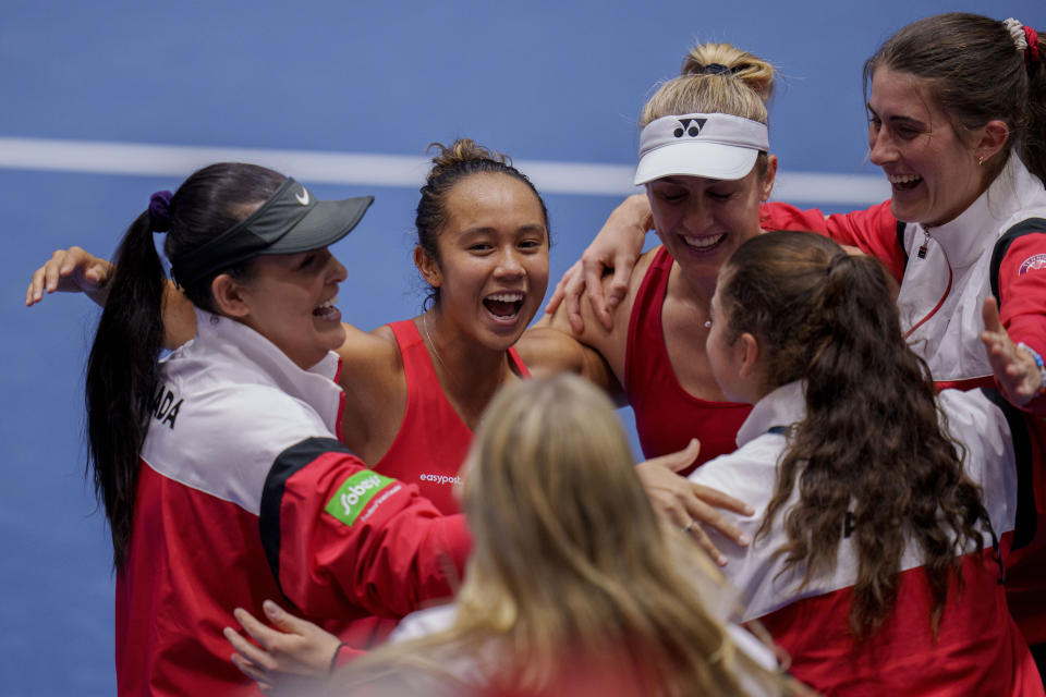 De frente a la cámara, las canadienses Leylah Fernández y Gabriela Dabrowski festejan la victoria en dobles y en la serie de la Copa Billie Jean King ante República Checa, el sábado 11 de noviembre de 2023, en Sevilla (AP Foto/Manu Fernández)