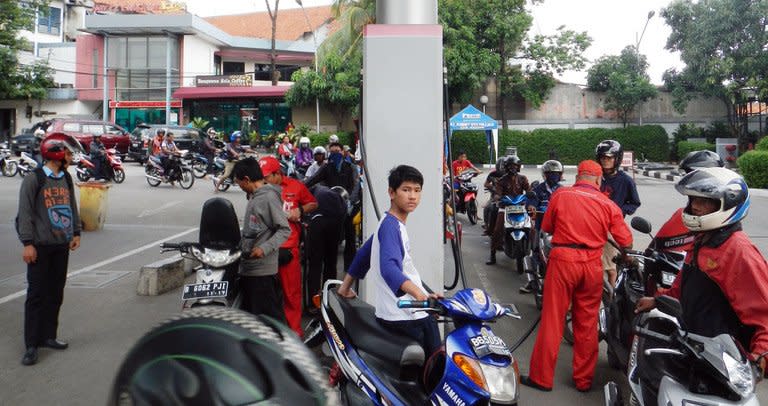 Motorists queue for petrol at Indonesia's state-owned gas station, Pertamina, in Jakarta, on April 24, 2013. The Indonesian government's pledge to reduce generous fuel subsidies which will push up prices for motorists has taken it onto politically treacherous ground before elections in 2014
