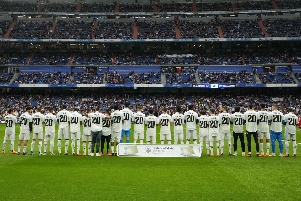 Los jugadores del Real Madrid lucen la camiseta de su compañero Vinicius previo al partido contra el Rayo Vallecano por la Liga de España, el miércoles 24 de mayo de 2023, en el estadio Santiago Bernabéu. (AP Foto/Manu Fernández)