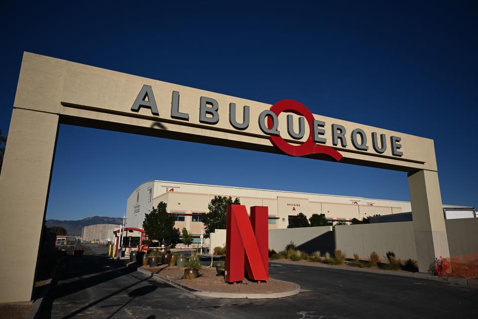 Entrada del lote de estudios de producción de cine y televisión de Netflix Albuquerque Studios en Albuquerque, Nuevo México, el 13 de octubre de 2023. (AFP vía Getty)