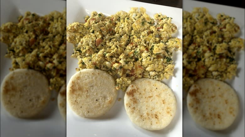 huevos pericos con arepa