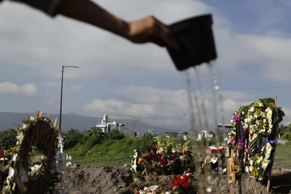 En esta imagen, tomada el 7 de agosto de 2020, Gerardo Felipe, que trabaja en el cementerio, riega las tumbas donde se plantó pasto y flores, en una parte del Cementerio Municipal Valle de Chalco que se abrió hace tres meses para acomodar a los fallecidos durante la pandemia del coronavirus, a las afueras de la Ciudad de México. México superó los 50.000 decesos por COVID-19, convirtiéndose en el tercer país más afectado por la pandemia en el mundo en cuanto a número de fallecidos, solo por detrás de Estados Unidos y Brasil. (AP Foto/Rebecca Blackwell)