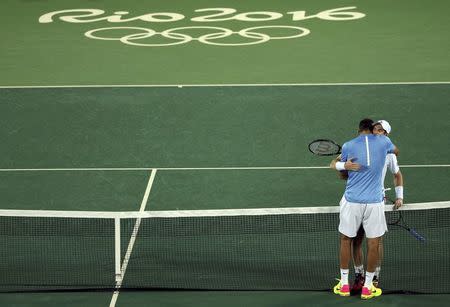 2016 Rio Olympics - Tennis - Final - Men's Singles Gold Medal Match - Olympic Tennis Centre - Rio de Janeiro, Brazil - 14/08/2016. Andy Murray (GBR) of Britain embraces Juan Martin Del Potro (ARG) of Argentina after winning their match. REUTERS/Kevin Lamarque