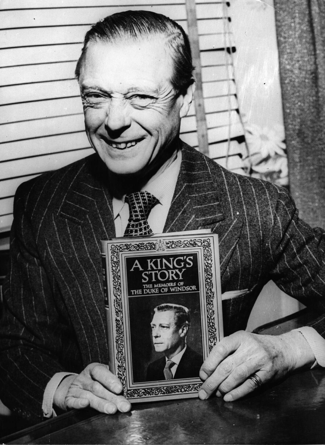 22nd April 1951:  The Duke of Windsor, formerly King Edward VIII of Britain until his abdication, in New York with a first edition copy of his book 'A King's Story'.  (Photo by Hulton Archive/Getty Images)