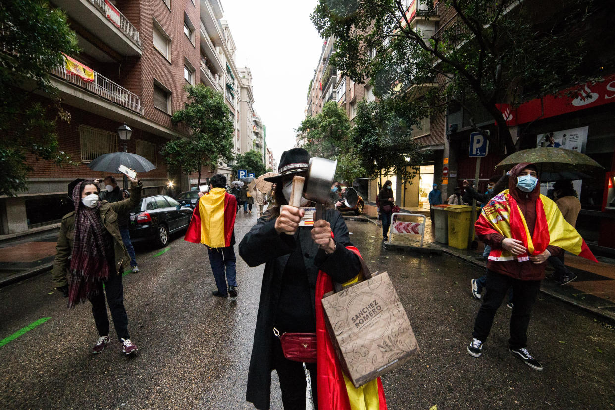 Una manifestante porta una bolsa de un exclusivo supermercado. (Getty Images)