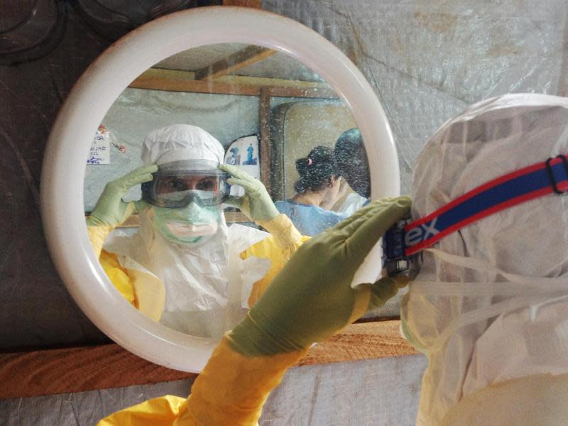 Ein Mitgleid von Ärzte ohne Grenzen bereitet sich in Guinea auf einen Einsatz im Ebola-Gebiet vor. Foto: Sam Taylor/Ärzte ohne Grenzen