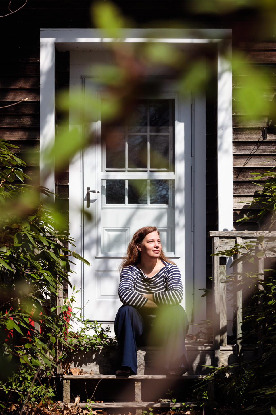 Robin Harper fuera de su casa en Edgartown, Massachusetts, en la isla de Martha's Vineyard, el 1.° de mayo de 2021. (Elizabeth Cecil/The New York Times)