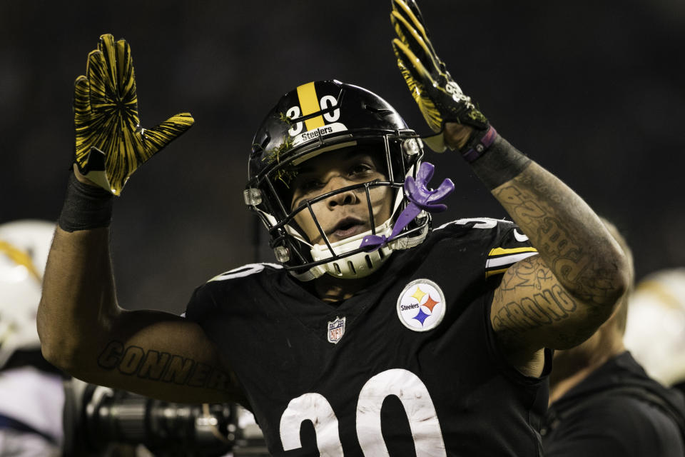 Pittsburgh Steelers running back James Conner (30)