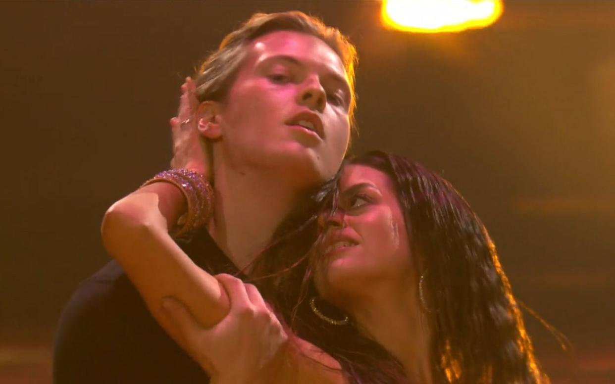 Gabriel Kelly und Malika Dzumaev setzen bei "Let's Dance" ein feuriges Glanzlicht. (Bild: RTL)