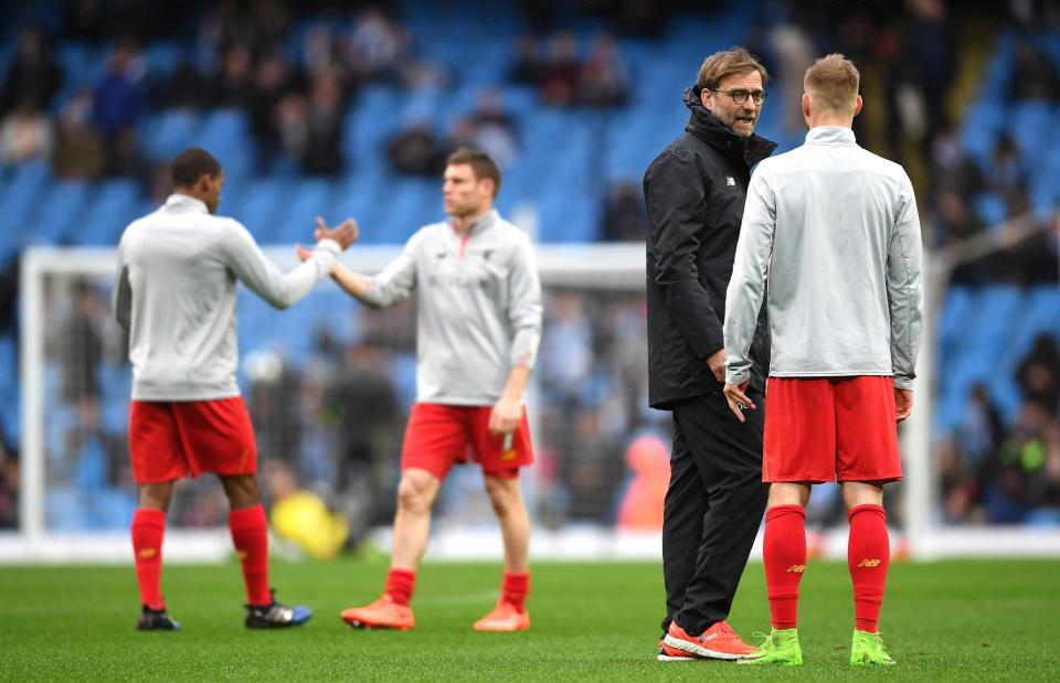 <p>Klopp gives his side instructions pre-match </p>