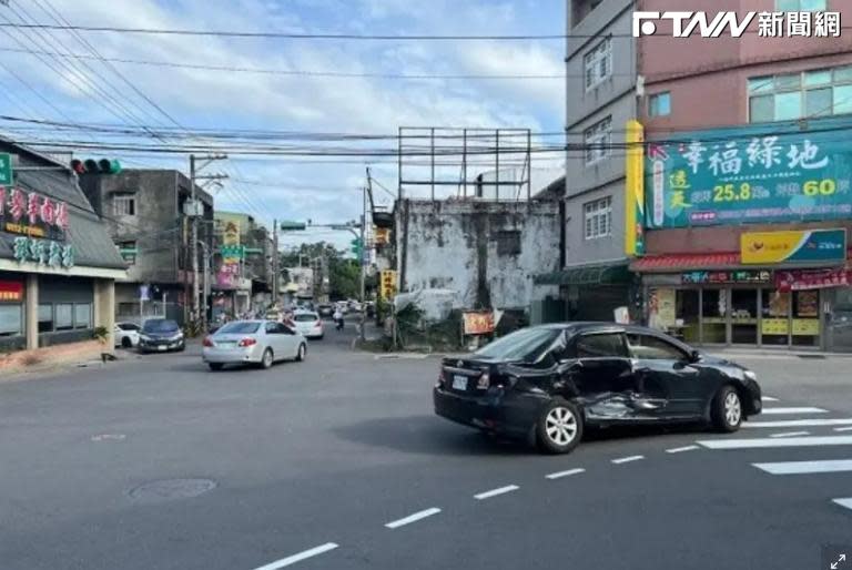 一名婦人昨日駕駛賓士轎車，行經桃園一處路口突然失控，闖紅燈撞上橫向行駛的7輛部汽車，再撞上一台行駛的機車。（圖／翻攝畫面）