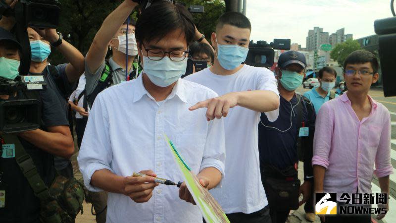 ▲民進黨高雄市長補選候選人陳其邁，今（15）早和兒子陳政通一同前往新莊國小投票。（圖／記者鄭婷襄攝，2020.08.15）