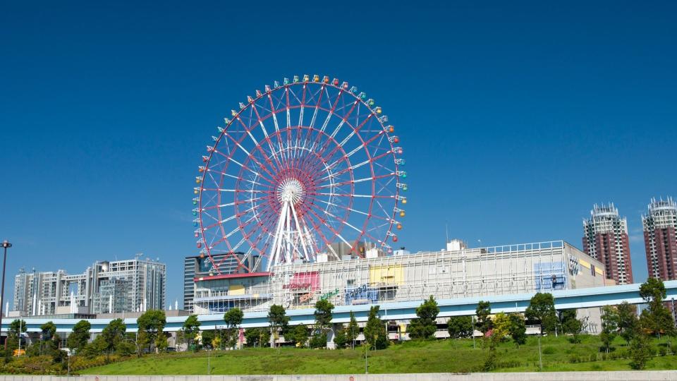 日本東京台場知名地標、調色板城內的「大觀覽車」（摩天輪），已在去年8月31日停止營運。（翻自X平台）