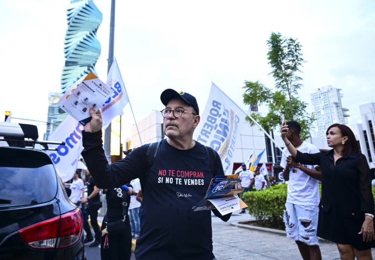 El cantante panameño Ruben Blades (C) repartiendo propaganda electoral, en Ciudad de Panamá, el 24 de abril de 2024 (MARTIN BERNETTI)