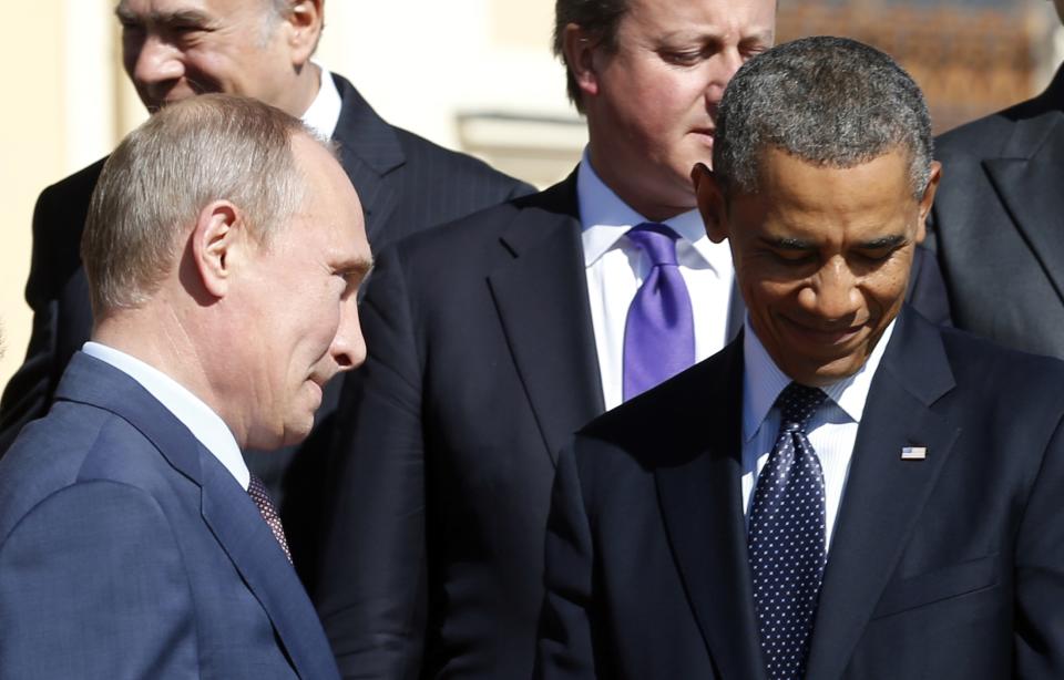 Russian President Vladimir Putin (L) walks past U.S. President Barack Obama (R) during a group photo at the G20 Summit in St. Petersburg September 6, 2013. REUTERS/Kevin Lamarque (RUSSIA - Tags: POLITICS TPX IMAGES OF THE DAY BUSINESS)