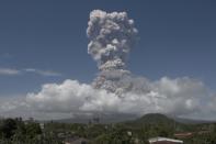 <p>Bei der Eruption des Mayon Vulkans in Legazpi City rund 340 Kilometern südöstlich von Manila schießt eine riesige Aschewolke in den Himmel. Der aktivste Vulkan auf den Philippinen veranlasste das philippinische Institut für Vulkanologie das Alarmlevel von 3 auf 4 zu erhöhen. (Bild: AP Photo/Earl Recamunda) </p>